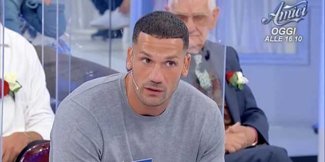 Uomini e Donne, Luca Salatino punge Samuele Carniani e mette in guardia Roberta Giusti