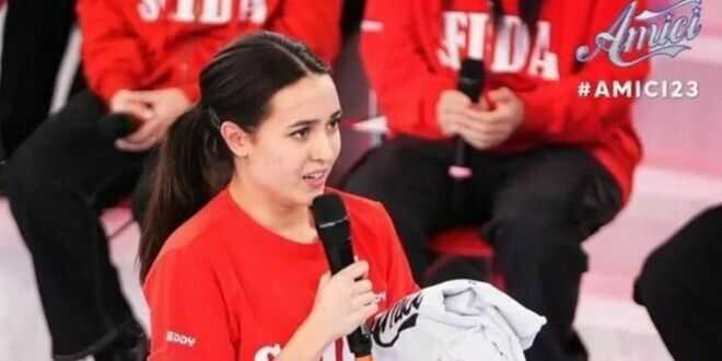 Amici, Lucia Ferrari fa un gesto bellissimo nei confronti di un ex cantante del talent: è amore?