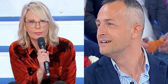 Uomini e Donne, Maria De Filippi sbeffeggia Riccardo Guarnieri: il siparietto