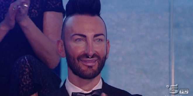 Isola dei Famosi 2017: il misterioso ragazzo inquadrato dagli autori! Ecco chi è
