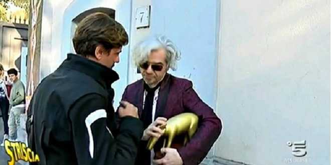Amici news: Morgan riceve il tapiro e accusa ancora Maria De Filippi