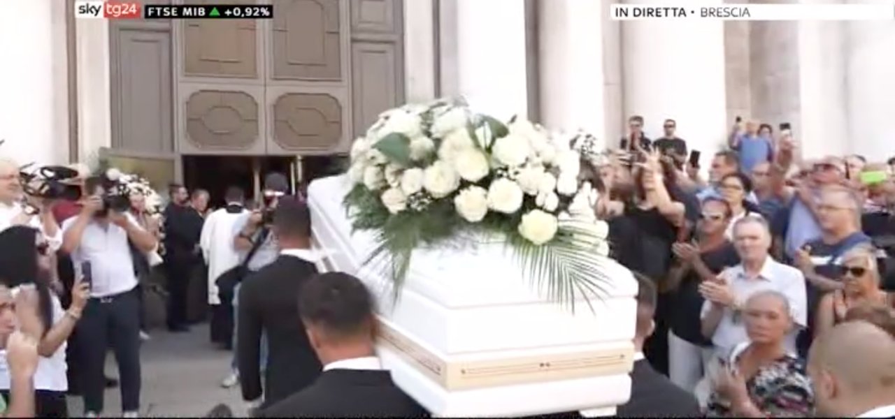 Nadia Toffa, diretta streaming dei funerali nel Duomo di Brescia: “Ci sta guardando” dice la madre