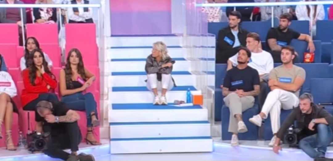 Uomini e Donne anticipazioni, nascono due nuove coppie al trono over: l’addio al programma tra le polemiche