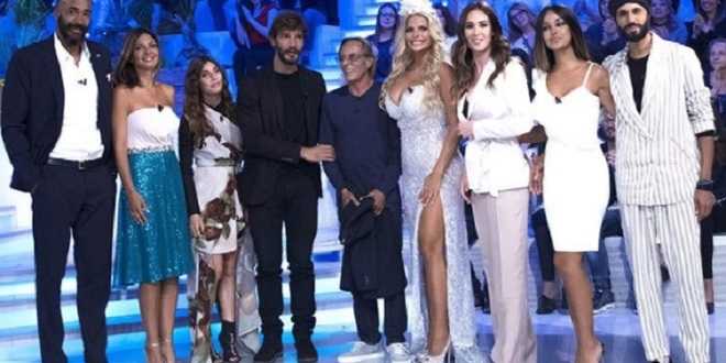 Isola dei Famosi 2018: i naufraghi si riuniscono e volano parole forti