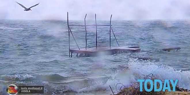 Isola dei Famosi, naufraghi terrorizzati: “La spiaggia inghiottita dal mare in tempesta”