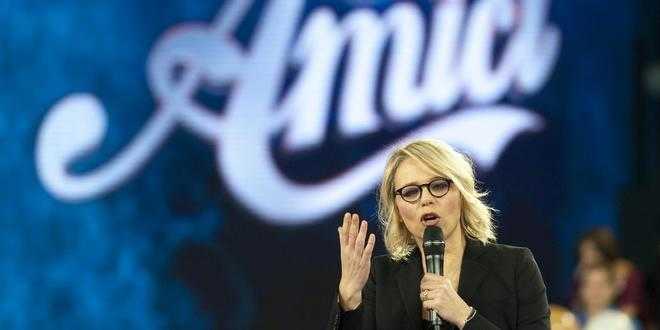 Amici news: ex allievo minaccia il suicidio, panico sui social