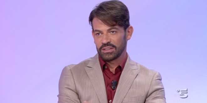 News Uomini e Donne: il commento di Gianni su Amedeo e Sophia gli attira un mare di critiche