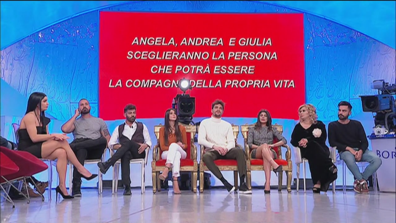 Uomini e Donne anticipazioni, nuova registrazione del trono classico: nuovi baci e una lite