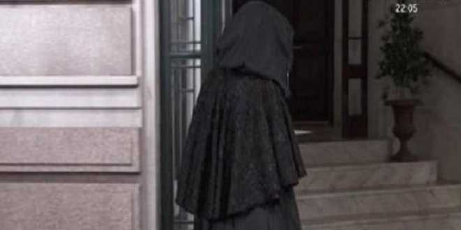 Una vita ottobre 2017, il mistero della donna incappucciata