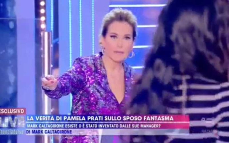 Pamela Prati abbandona lo studio della d’Urso in malo modo, poi spinge via le telecamere
