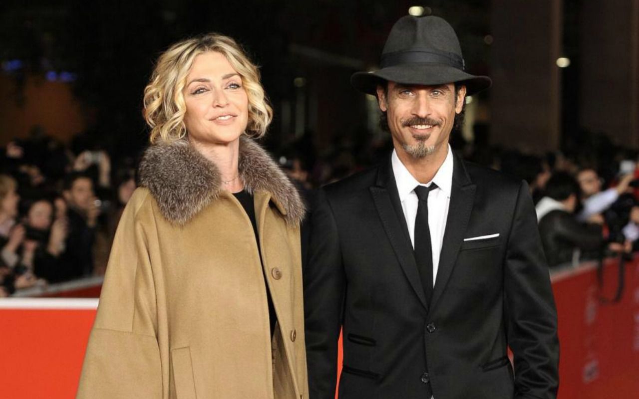 Isola dei Famosi 2017: Paola Barale ospite di Raz con guadagno shock? Ecco perchè