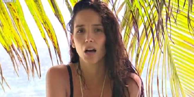 Isola dei Famosi 2018, Paola Di Benedetto si allontana da Monte