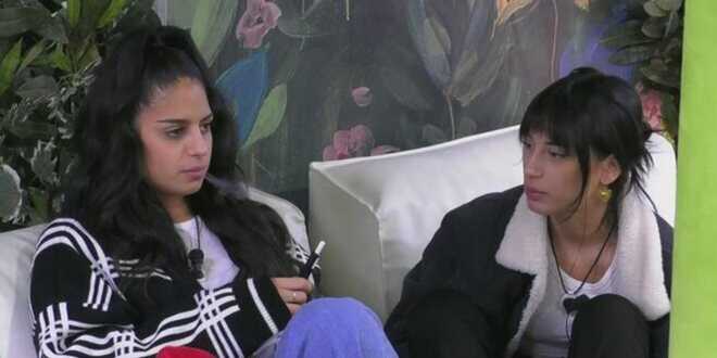 Perla Vatiero cerca di aggirare i microfoni ma Letizia Petris la fa sgamare: cosa si sono dette