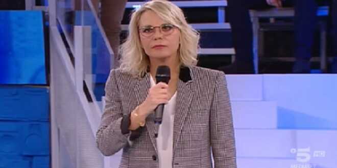 Serale di Amici 23, guai per Maria De Filippi: nuovo infortunio in puntata?