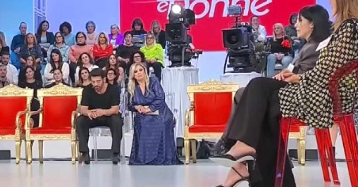 Uomini e Donne anticipazioni 28-11-2024: un cavaliere abbandona per una segnalazione