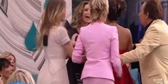 Gf Vip 6, rissa sfiorata a tarda notte nella casa: Lulù Selassiè pronta ad alzare le mani