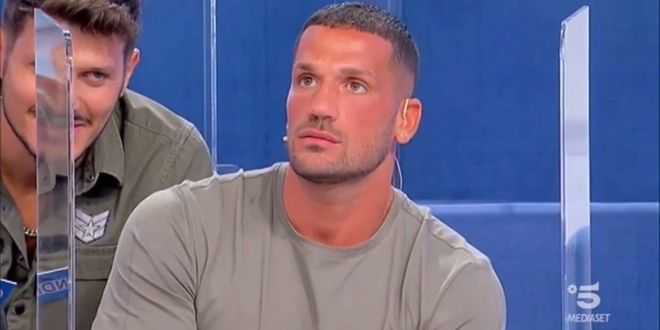 Uomini e Donne, Roberta Giusti bacia Luca Salatino: la reazione di Samuele