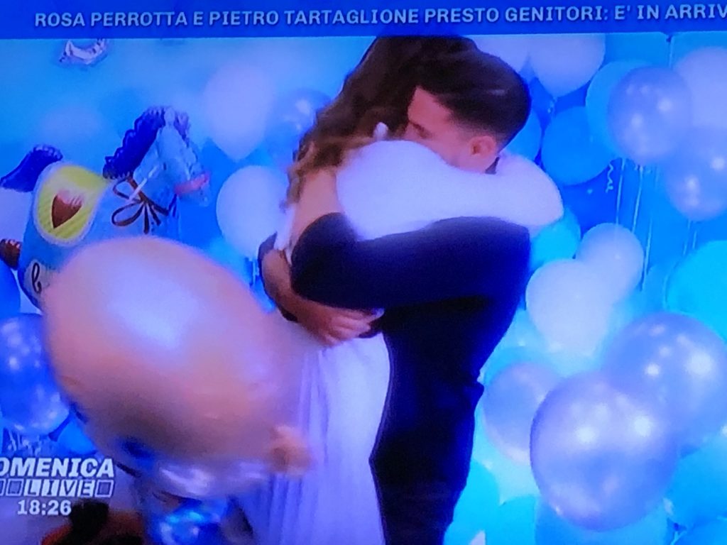 Uomini e Donne, Rosa Perrotta incinta: svela il sesso, la reazione di Pietro Tartaglione