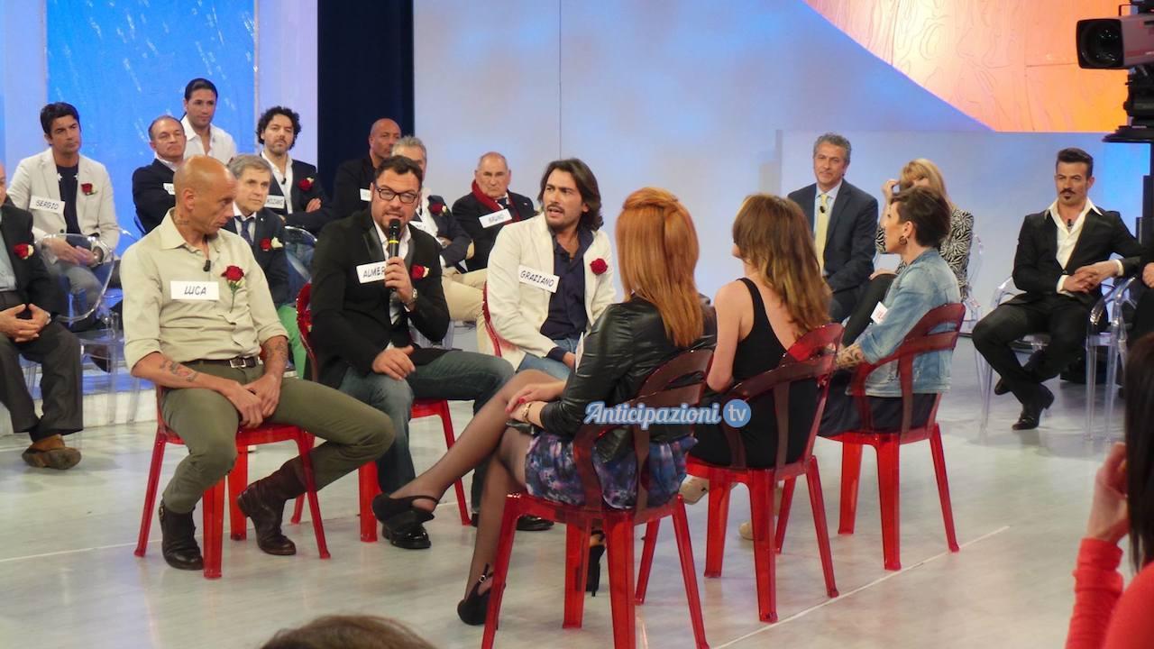 Salta la registrazione del trono over. Sembra che…