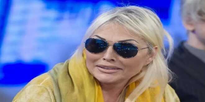 Sanremo 2023, imbarazzo in studio: Anna Oxa snobba la moglie di Amadeus