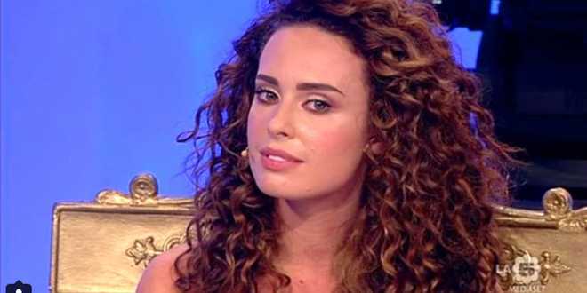 Uomini e Donne gossip, Sara Affi Fella torna a lavoro e riceve l’aiuto di tentatrice