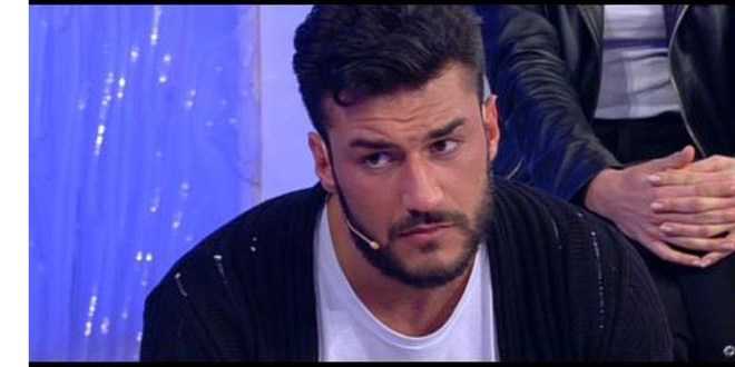 News Uomini e Donne, Sara bacia Luigi e Lorenzo prende una decisione drastica