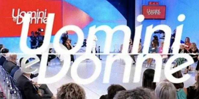 Uomini e Donne anticipazioni, scoppia la rissa: due dame del trono over vengono alle mani