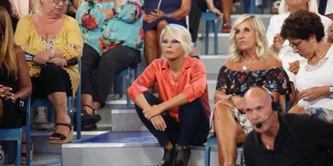 Uomini e Donne news, scoppia l’amore tra due corteggiatori non scelti