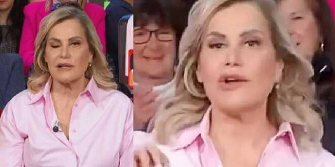 Simona Ventura in tv con una paresi facciale: “Non è un periodo d’oro, mi sto curando”