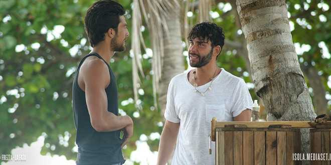 Isola dei Famosi 2017: Simone Susinna a letto con Giacomo Urtis? Ecco la verità