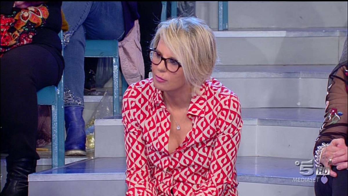 Anticipazioni Uomini e Donne, smascherato un corteggiatore: la reazione di Maria De Filippi