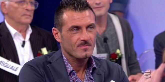 Uomini e Donne news, Sossio va fuori di testa e la fa grossa: la De Filippi senza parole