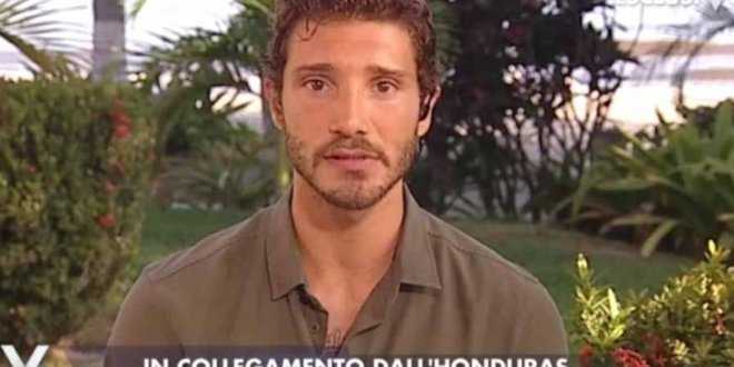 Isola dei Famosi 2018, De Martino conferma la notte a luci rosse