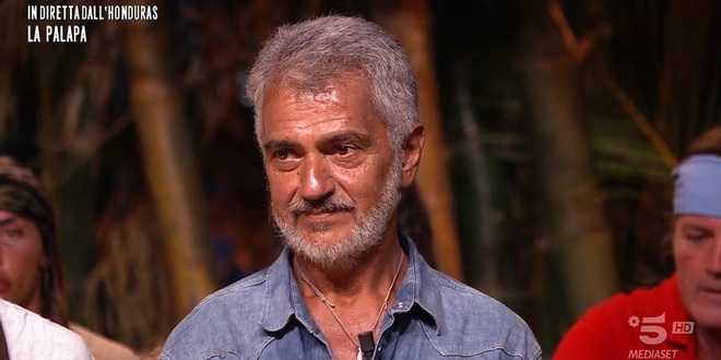 Isola dei Famosi, lo strano comportamento di Gustavo Rodriguez