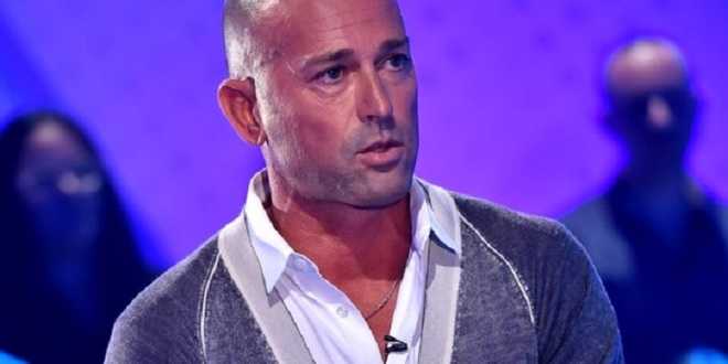 Temptation Island Vip: Bettarini fa il bagno nudo davanti alle tentatrici!