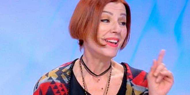 Uomini e Donne, Tina Cipollari si scaglia contro Tinì: “Come fai a parlare così!”