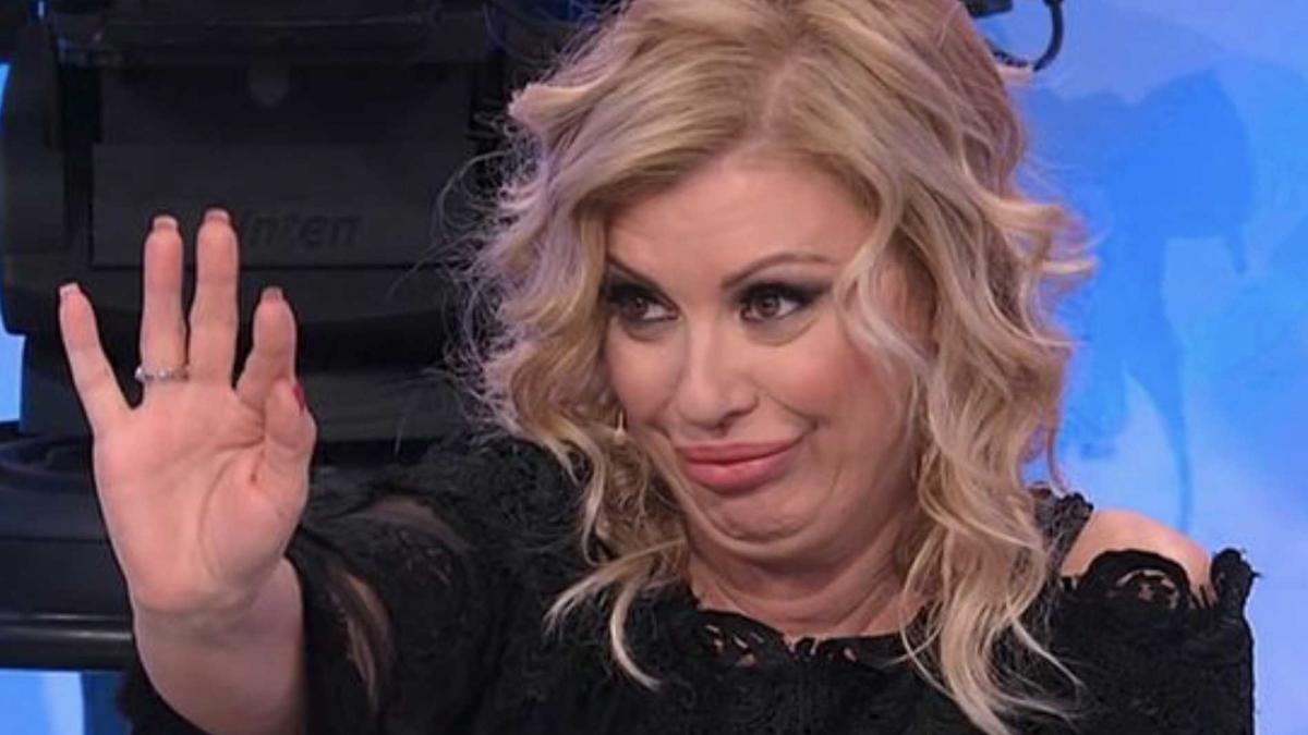 Gossip Uomini e Donne, Tina Cipollari entra nella Casa del GF 16 per parlare con Kikò? Lo sfogo