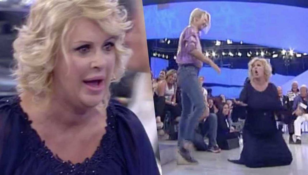 Uomini e Donne anticipazioni, Tina Cipollari show: “Le gatte morte sco*ano!” urla e poi esce