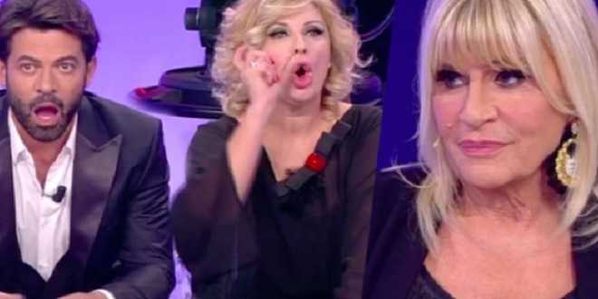 Uomini e Donne, Tina Cipollari umilia Gianni Sperti: “Te lo metti nelle mutande”