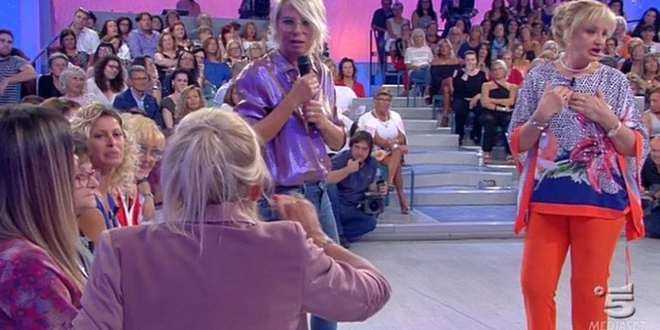 Uomini e Donne news, trono over: la situazione degenera e una dama si sente male