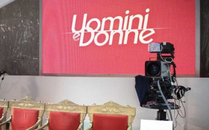 Uomini e Donne, gossip trono over: “Uno dei protagonisti è gay ma si finge etero”