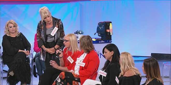 Uomini e Donne, anticipazioni trono over: volano schiaffi e una bottiglietta d’acqua