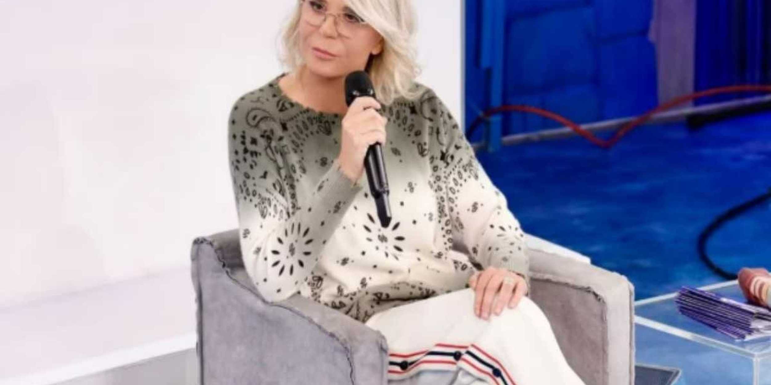 La tuta di Maria De Filippi conquista il pubblico: ecco quanto costa il look
