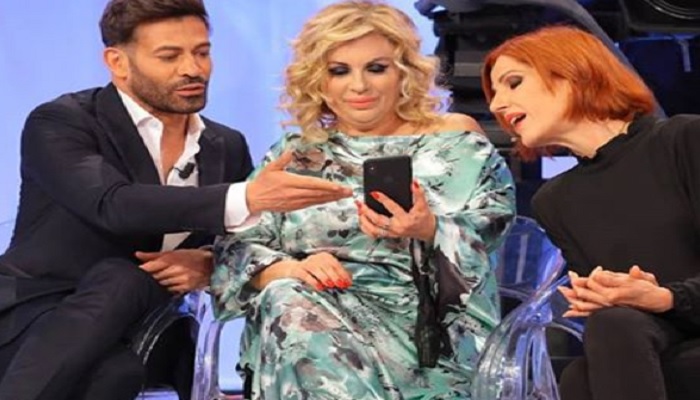 Uomini e Donne gossip, un cavaliere avrebbe un relazione stabile con un uomo