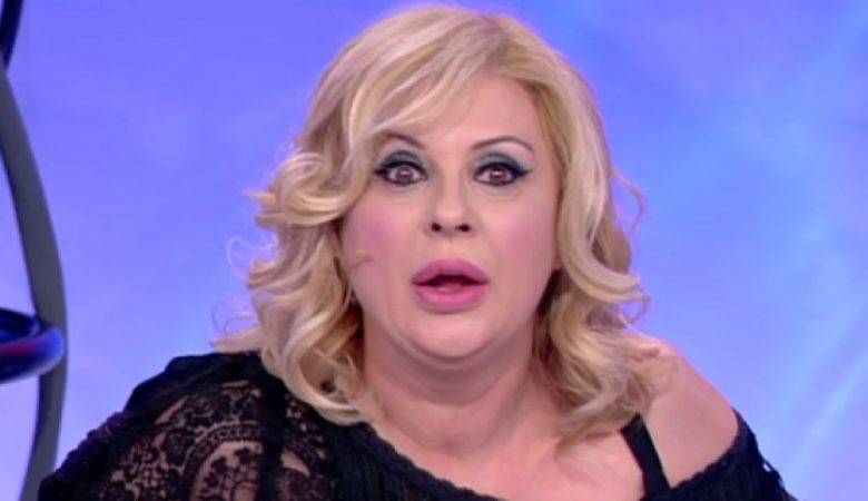 Uomini e Donne anticipazioni, un cavaliere insulta Tina Cipollari: “Fai schifo!”