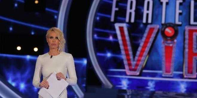 Grande Fratello Vip, un concorrente si sente male e abbandona la Casa