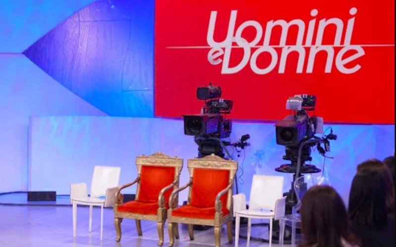 News Uomini e Donne, un’ex tronista annuncia l’uscita del suo libro e ironizza sulla De Lellis