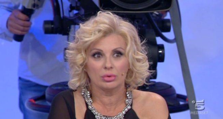 Uomini e Donne anticipazioni, grandi novità per Tina: a svelarlo è il marito Chicco