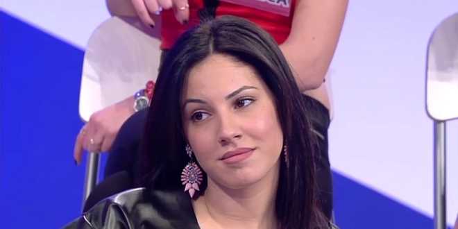 Uomini e Donne anticipazioni, imperdibile la puntata di oggi: baci appassionati, liti e fughe dallo studio
