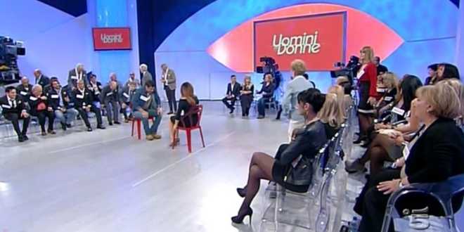 Uomini e Donne anticipazioni: la censura si abbatte sul trono over, fans imbufaliti